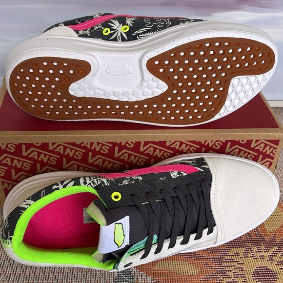 Vans Men’s Old Skool Over
Singles Day Multi/True Wh
VN0A7Q5E6GL
Sneaker Platform - Picture 3 of 16